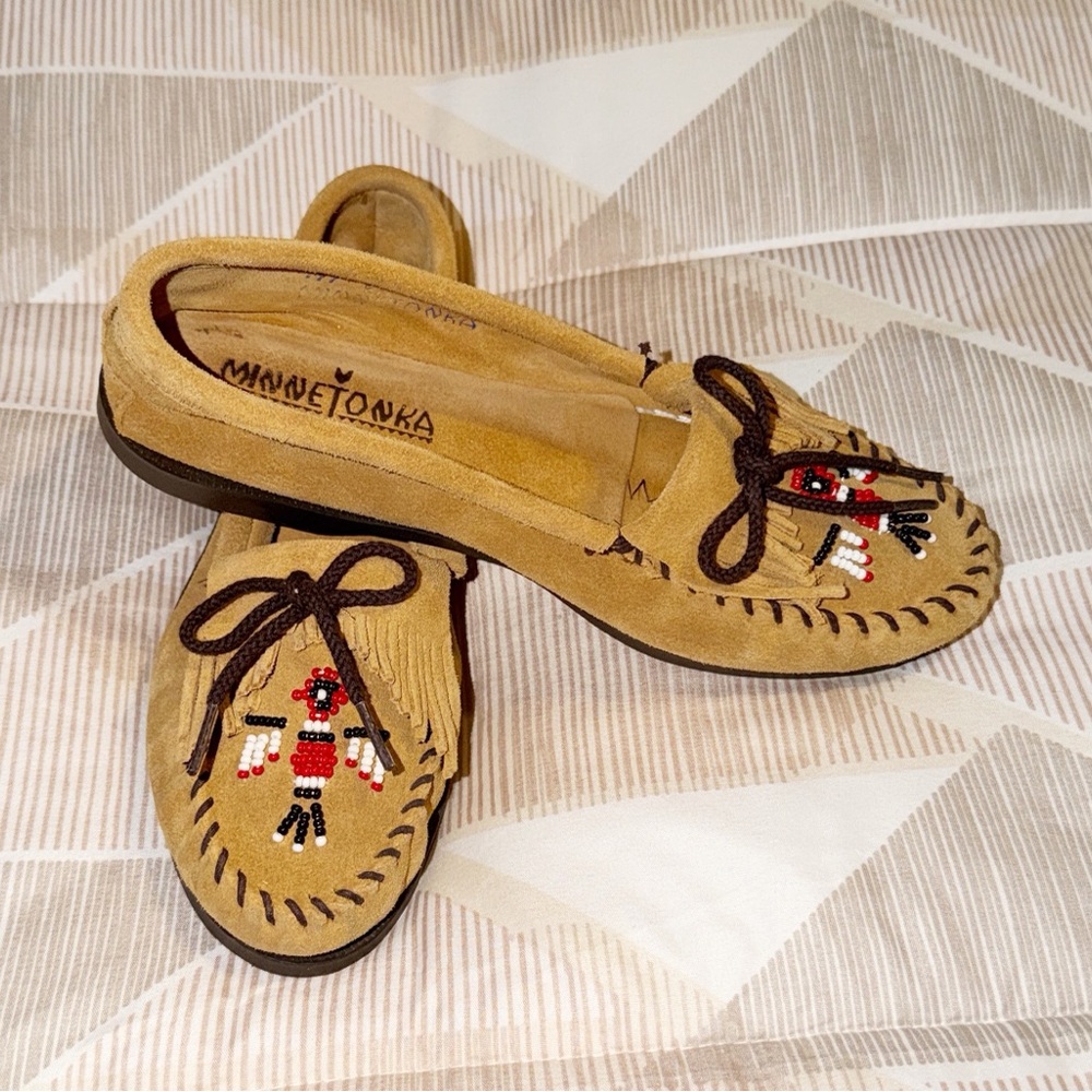 Minnetonka Tan Thunderbird Moccasins with Colorful Embroidery EUC SZ 9